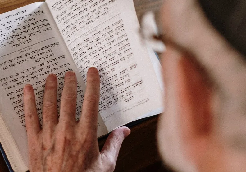 塔木德（Talmud）為猶太教重要的宗教文獻，地位僅次於《聖經》，是一本探索人生的書籍。圖片僅為示意，Pexels by cottonbro studio