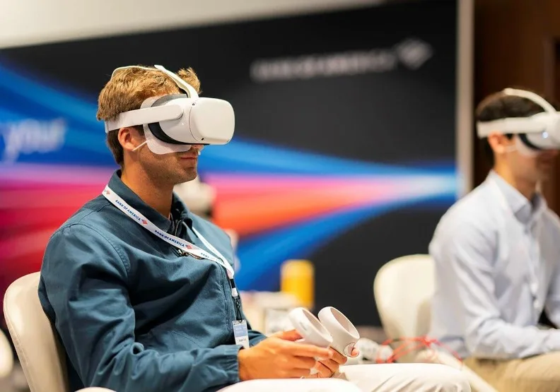 美國銀行的新員工以VR參與培訓課程。取自《彭博社》