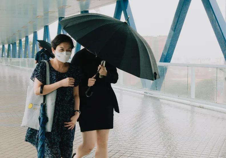 不論豪雨或者颱風來襲，民眾都關心「颱風假」放不放。僅為情境配圖，取自Unsplash