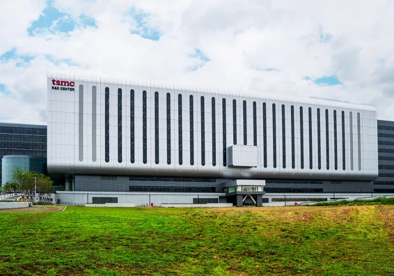 台積電全球研發中心，設計新穎，增添建造挑戰，一度因此延宕。台積電提供