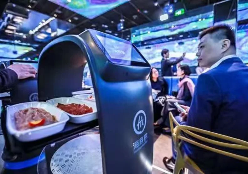 海底撈智慧餐廳裏的上菜機器人。平錦堅提供