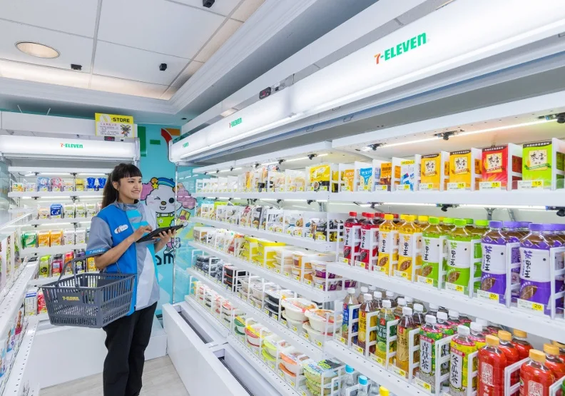 7-11最新的X-STORE 7，店內設有智能貨架，並透過搭載的感測器即時偵測商品項目與數量，實現無人商店。7-ELEVEN提供