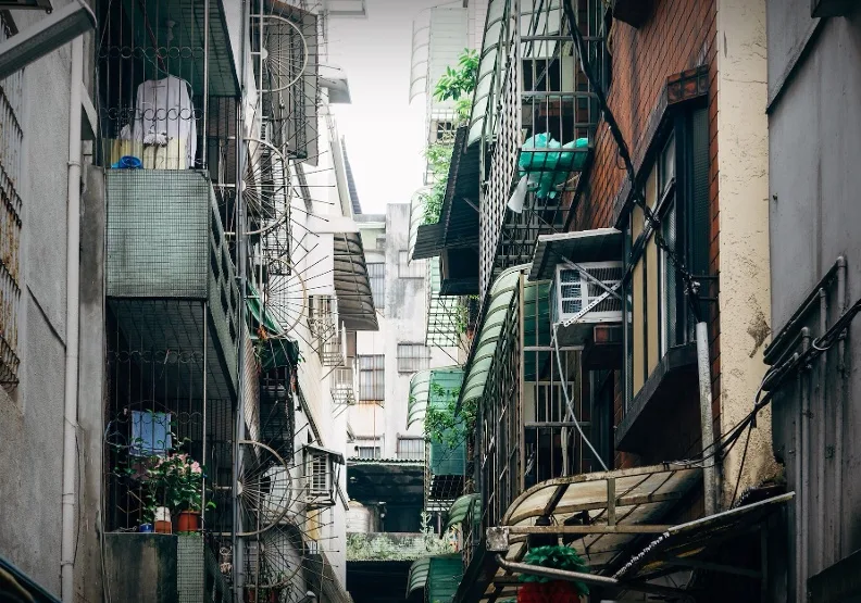 台灣房屋老化嚴重，每9戶就有一戶屋齡超過50年。（僅為情境圖，取自unsplash）