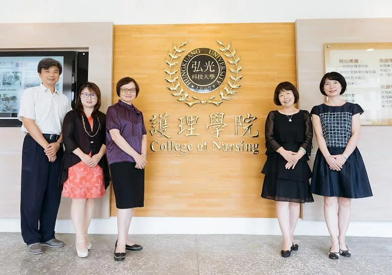 （右起）弘光科大語聽系主任鄭湘君、護理學院院長陳淑齡、校長黃月桂、護理系主任雷若莉、物治系主任陳翰裕跨系整合資源為高齡化社會打造照護解方。