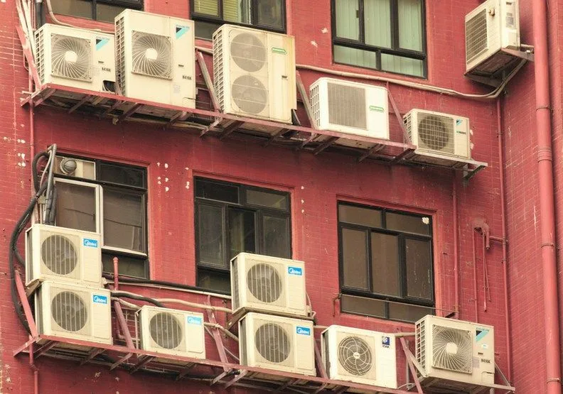 一戶家庭配上兩台以上的冷氣基本上已是標準配備。unsplash