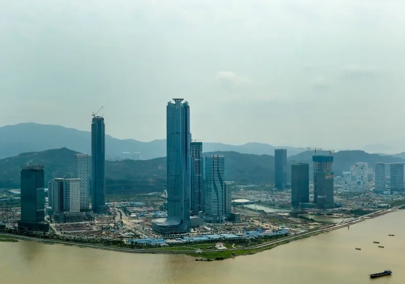 中國國家統計局前副局長賀鏗在2023中國實體經濟發展大會上表示，現在房地產供應過剩，14億人可能住不完。Unsplash by Renato Marques