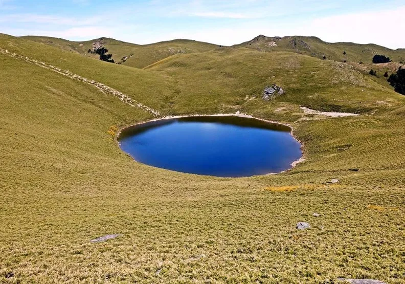 位在海拔3000多公尺台東高山上的嘉明湖，因風景優美被譽為天使的眼淚。取自台東觀光旅遊網