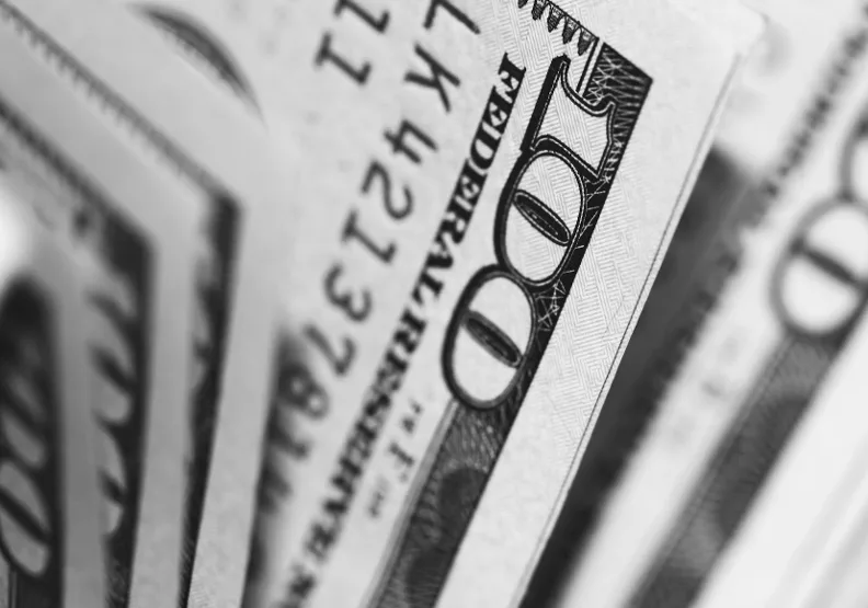 經濟學家建議民眾多儲備點現金以備不時之需。取自Unsplash