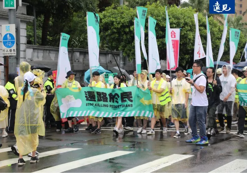 大雨也澆不熄民怨，公民團體發起的「820還路於民大遊行」今天登場。張智傑攝