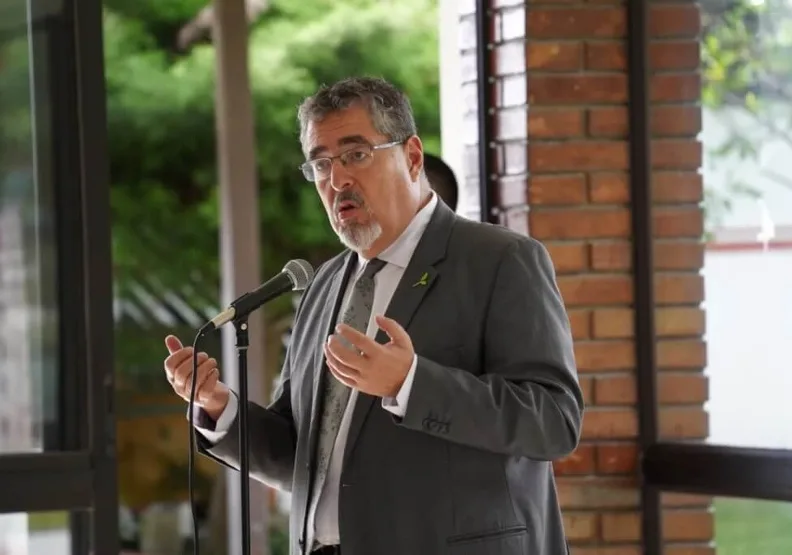 64歲社會學家阿雷巴洛（Bernardo Arevalo）20日以黑馬之姿當選瓜地馬拉總統。取自臉書＠Dr.BernardoArevalodeLeon
