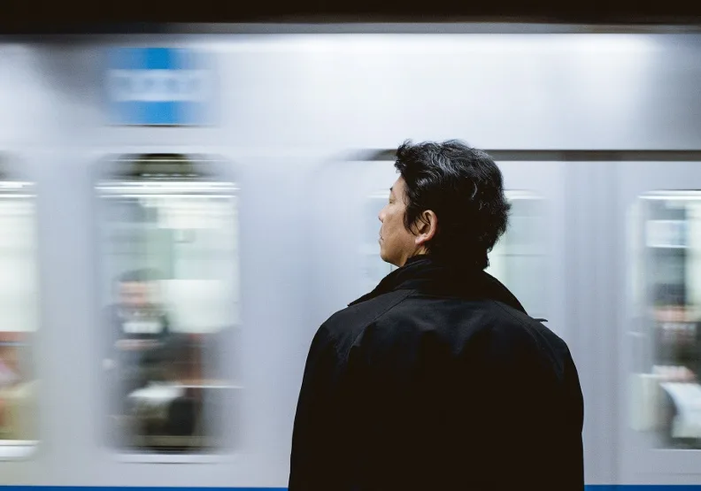 現在遠距上班選項是重點企業福利，但老闆大多不喜歡看不到員工，某些日本新創公司更想出給錢獎勵到辦公室上班的員工。Photo by Amos Bar-Zeev on Unsplash