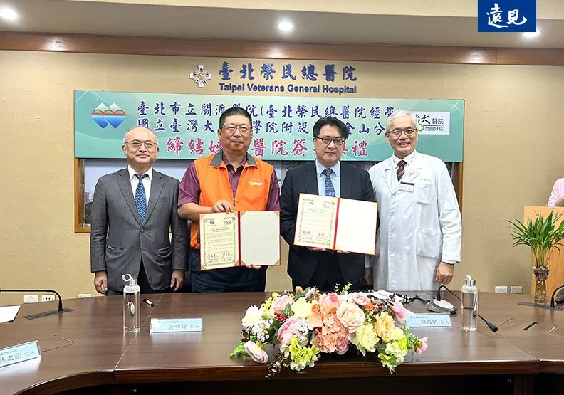 左起，台大醫院總院長吳明賢、台大醫院金山分院院長張志豪、關渡醫院院長陳亮恭、台北榮總總院長陳威明簽署合作協定，強強聯手推動社區長照醫療。郭逸攝