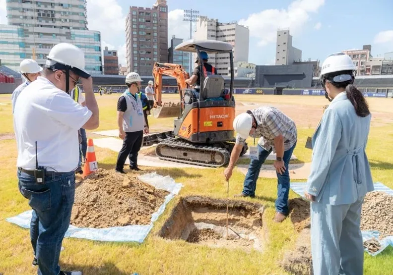 新竹市長高虹安7月中與美國場務專家Chad Olsen場勘新竹棒球場。新竹市政府提供