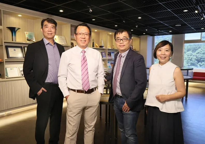 政大商學院整合企管系、資管系、科技管理與智慧財產研究所三系所資源，打造產業博士學位學程(DBA)專業課程，左起依序為商學院學術副院長戚務君、商學院院長黃家齊、DBA執行長黃國峯及DBA博學會會長李瓊淑。