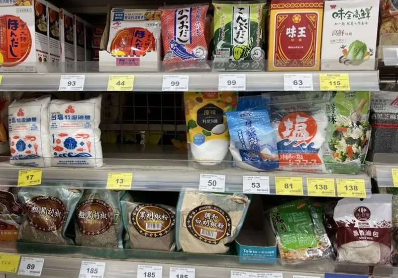 連鎖超市架上的台鹽特級碘鹽僅剩3包，不過店內仍有存貨。取自聯合新聞網，記者林佳彣／攝影