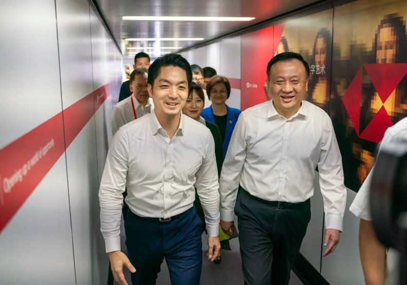 台北市長蔣萬安率領主團成員今天啟程上海參加「雙城論壇」，上海市副市長華源（右）親自接機。北市府提供