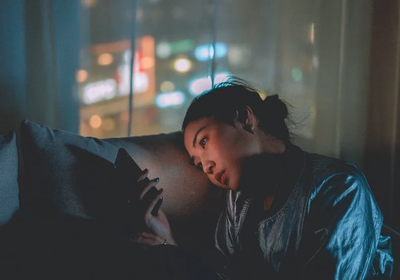 偷看手機的行為基本上代表著信任破裂的開始。unsplash