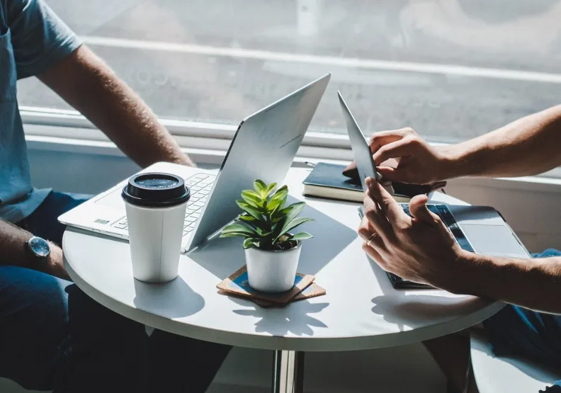 《社會新鮮人面試教戰手冊》／僅為情境圖，取自unsplash