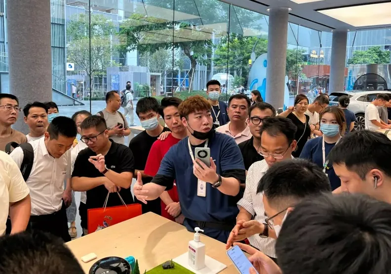 華為上周發表新款旗艦手機Mate 60 Pro 後，引發不少大陸愛國民眾亢奮，興起一波搶購潮。取自聯合新聞網