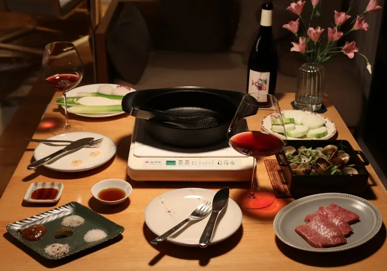 一面烤肉、一面藉釋出的牛脂烤蔬菜：絲瓜甘潤、筊白筍清芳，甜汁汩汩流溢，壓軸的麻糬丸也好好吃。葉怡蘭提供
