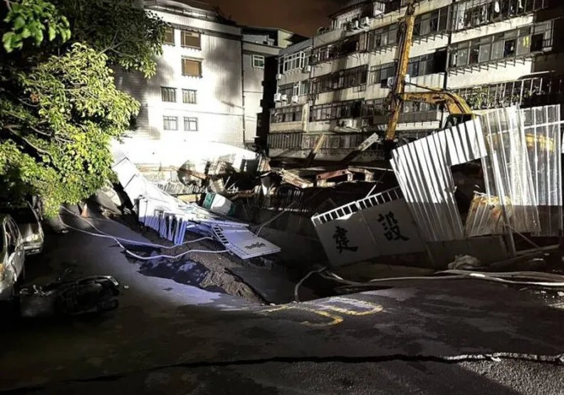 北市大直街94巷弄內民宅因工地施工嚴重傾斜，市長蔣萬安今天表示，已調車灌漿穩定狀況，不希望再有傾斜或下陷，但不排除可能擴大預防性撤離。台北市議員陳怡君辦公室提供