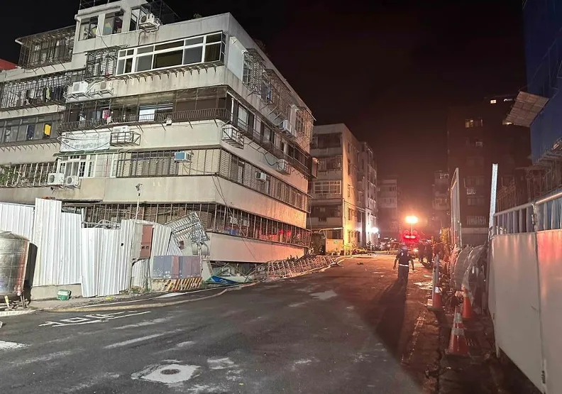 台北市中山區大直街發生民宅塌陷意外，導致建築物一樓被壓毀。台北市議員陳怡君辦公室提供