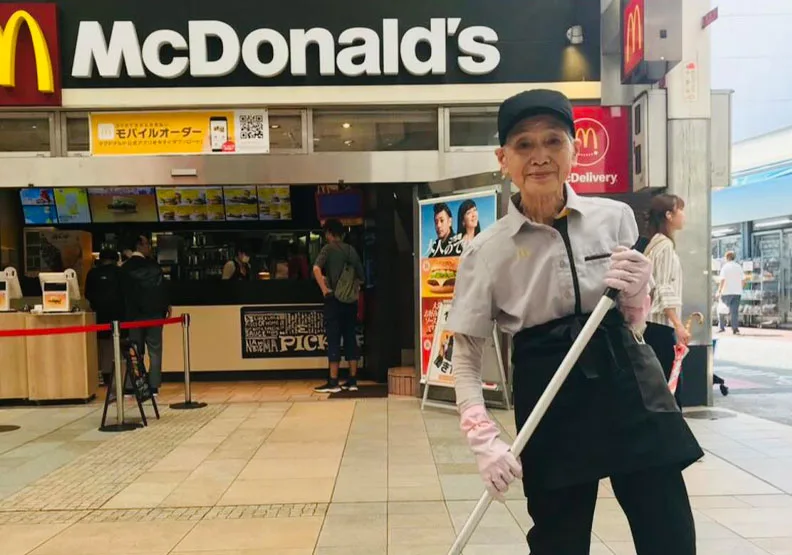 本田民子女士在熊本縣中央區一處商店街的麥當勞工作，一大早就帶著笑容上工。取自臉書＠矢板明夫俱樂部 Yaita Akio