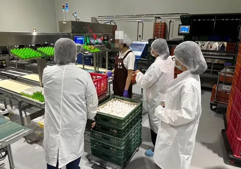 高市衛生局人員今前往信興蛋品屏東洗選廠作業場所稽查。取自聯合新聞網，記者吳慧芬／翻攝