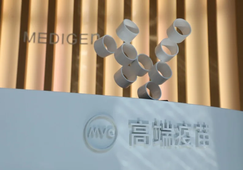 目前高端COVID-19疫苗已經停產，宣示民間產業及政府鼎力支持的國安緊急疫苗或將壽終正寢，對台灣國安及疫苗產業恐造成重大影響。蘇義傑攝