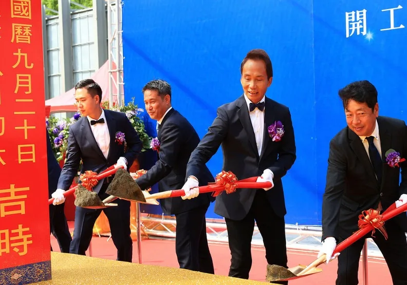 台北國賓皇宮酒店20日舉行動土典禮，仰德集團董事長許育瑞（右2）、東京皇宮酒店社長吉原大介（左2）等聯合執鏟動土。國賓提供