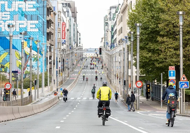 比利時舉辦無車日活動，提倡以步行、騎單車和公共運輸等綠色交通來取代汽車，讓生活更有品質。wikimedia commons by European Commission