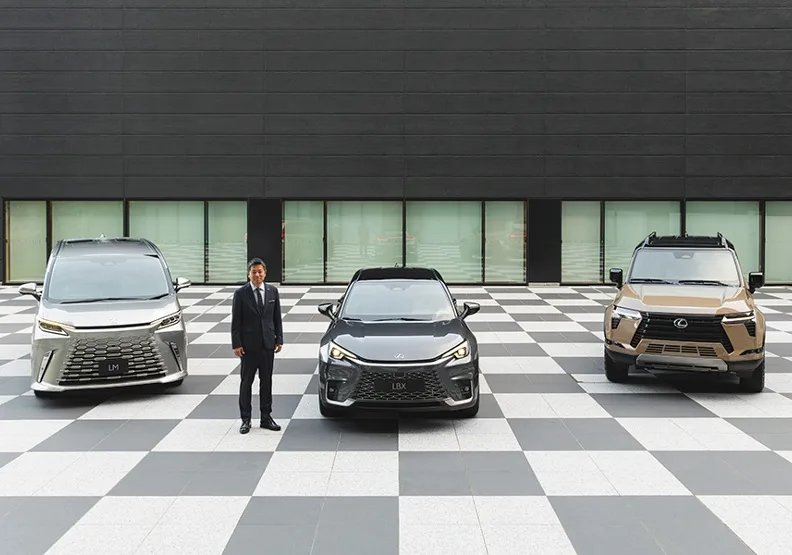 Lexus執行長渡邊隆和Lexus LM / Lexus LBX / Lexus GX 合影。取自Lexus官網