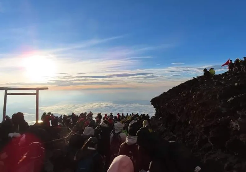 日本富士山登山客過多導致亂象叢生，圖為8月日本盂蘭盆節上山的群眾。取自@fujisanclimb推特