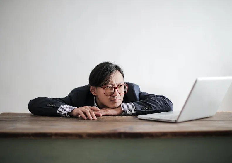 如果把當公務人員的期待放在「這是一份輕鬆工作的鐵飯碗」之上，那結果可能會讓你大失所望。Pexels by Karolina Grabowska