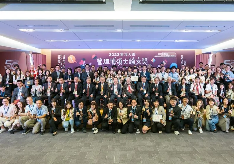 全場大合照展現管科人才為學術濟世搭橋，增強臺灣企業界淨零碳排競爭力。