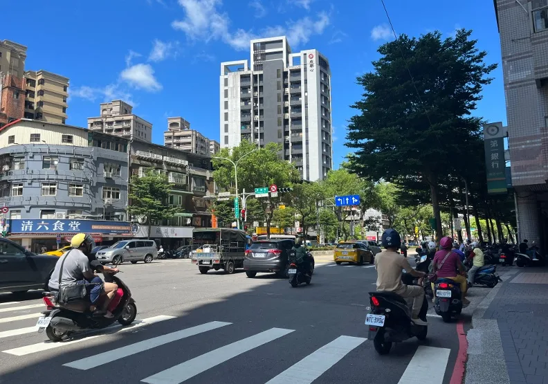 房仲業者看好裕隆城帶動經濟發展，週邊房市交易量大，房價更是不停往上衝。圖為新店中興路，郭逸攝