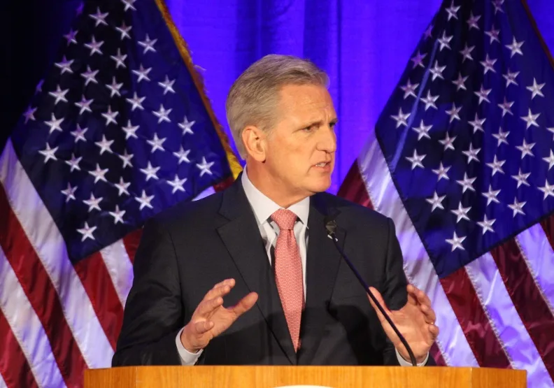 英國金融時報分析，美國眾議院院長麥卡錫（Kevin McCarthy）遭罷免，眾議院一夕之間群龍無首，恐將陷入停擺危機。Flickr by Matt Johnson