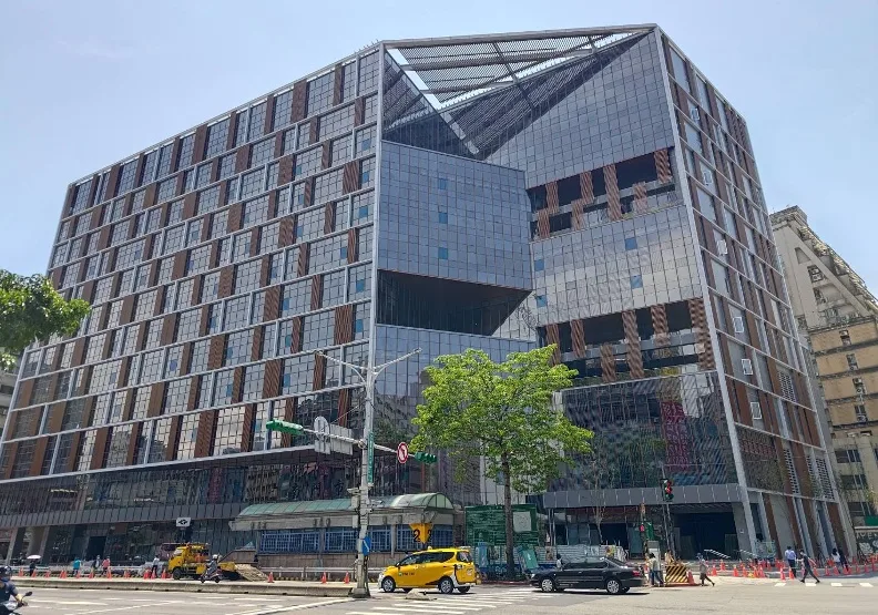 位於北市中正區的南門市場，2019年因建築老舊、海砂屋等問題，被迫遷至中繼市場，歷經多年努力，如今新大樓修建完畢。取自台北市政府工務局官網