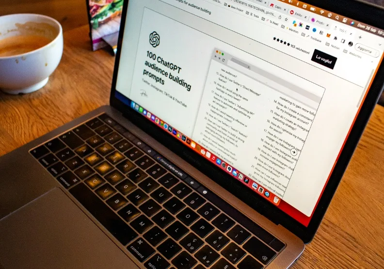 9月底宣布ChatGPT不再受到時間限制，現已開發讓ChatGPT訂閱戶可以在對話時，直接串連微軟旗下的Bing搜尋引擎，取用即時上網資訊。取自unsplash