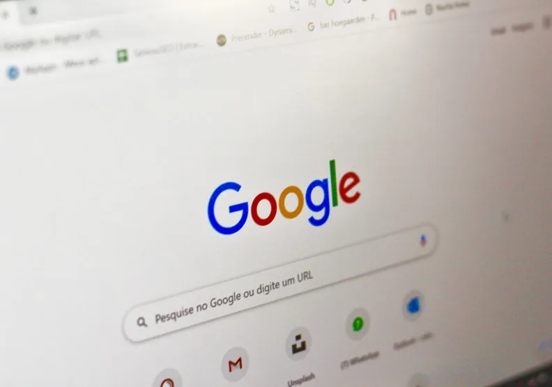 你在Google上的「數位足跡」無形之中都被記錄了下來，只要在Google搜尋引擎鍵入自己的名字，或多或少都能找到一些個人資訊。取自unsplash