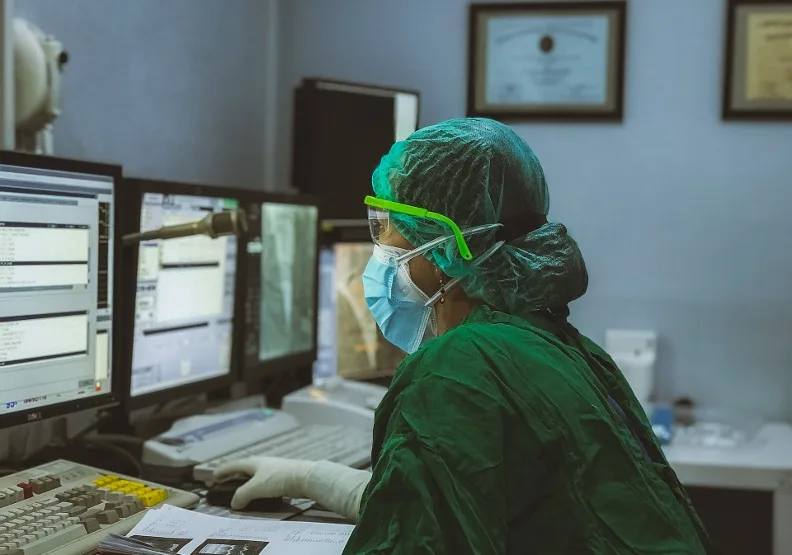 隨著壓力漸增，護理人員的流失成了一大問題。取自Unsplash 