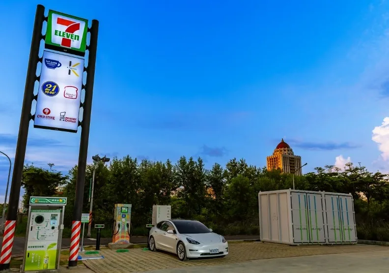 台泥企業團旗下的台泥儲能在7-11亞萬店建構安全且環保的UHPC儲能櫃，並使用台泥企業團旗下高性能的能元科技電池芯，打造全台第一個超商DC-DC充電站。台泥提供