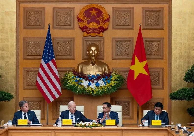 日前美國總統拜登（左二）訪問越南，與越南總理范明正進行討論。Flickr by The White House