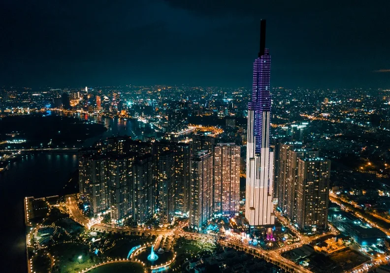 許多人外派的原因，都是看上外派薪資高這一點而選擇出海。Unsplash by Tron Le 