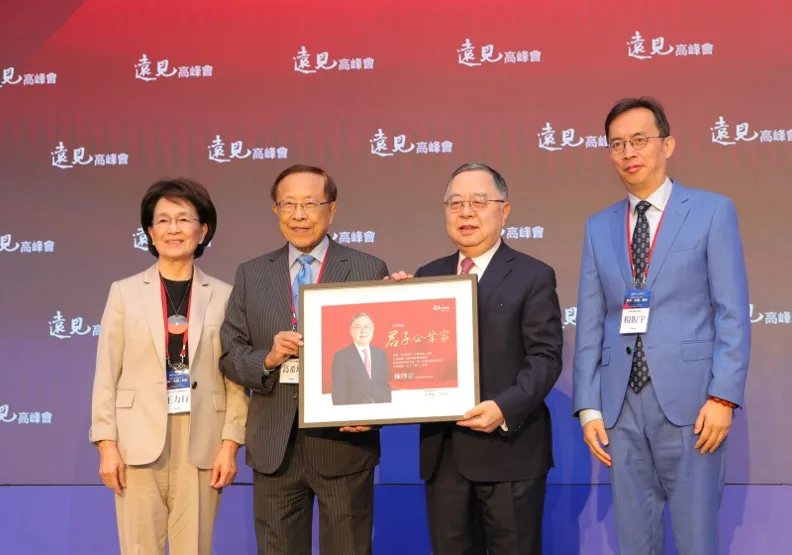 陳啟宗（右二）獲頒2023遠見高峰會君子企業家獎。左起為遠見．天下文化事業群董事長王力行、創辦人高希均、陳啟宗、飛馬旅聯合創始人楊振宇。黃菁慧攝
