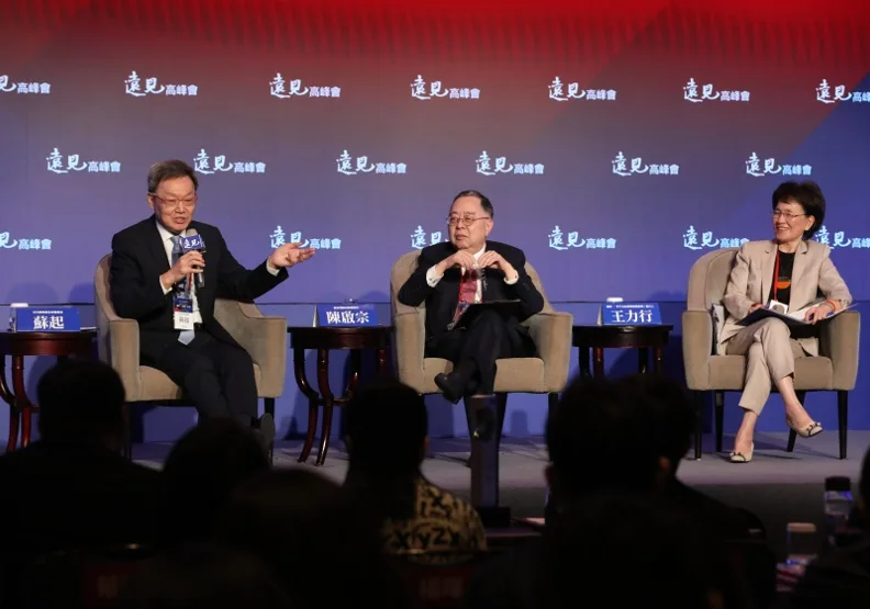 台北論壇基金會董事長蘇起（左起）、香港恒隆地產董事長陳啟宗及遠見‧天下文化事業群董事長／發行人王力行， 探討美中科技冷戰格局下的新地緣政治及展望2024年全球經濟。張智傑攝
