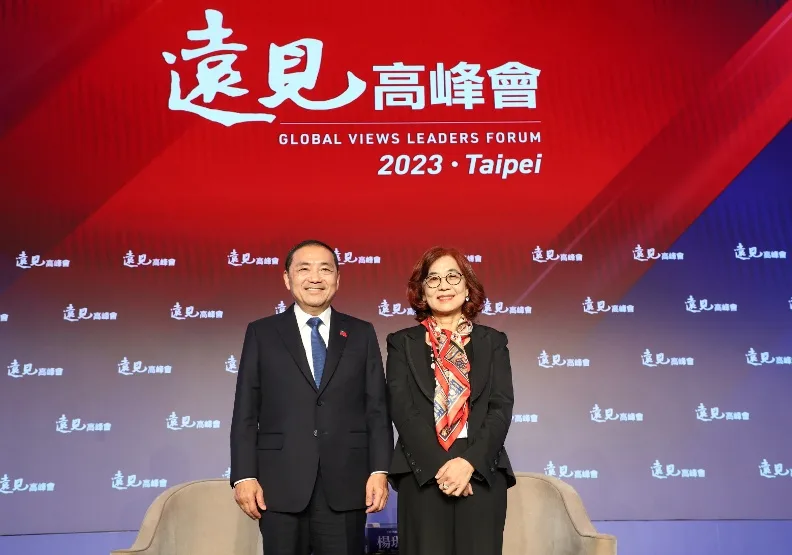 國民黨2024總統參選人侯友宜（左）參與遠見高峰會，暢談政策理念與主張。右為主持人《遠見雜誌》社長楊瑪利。張智傑攝