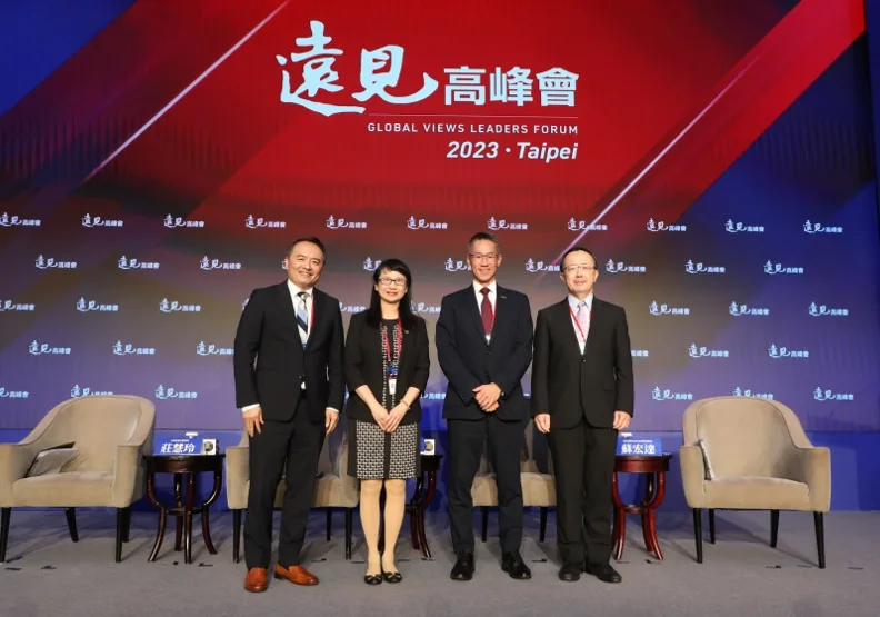 美國史丹佛大學政策成果暨預防中心主任王智弘（左起）、文藻外語大學校長莊慧玲、清華大學校長高為元，以及主持人臺大社科院院長蘇宏達，共同為台灣高教與人才問題把脈。張智傑攝