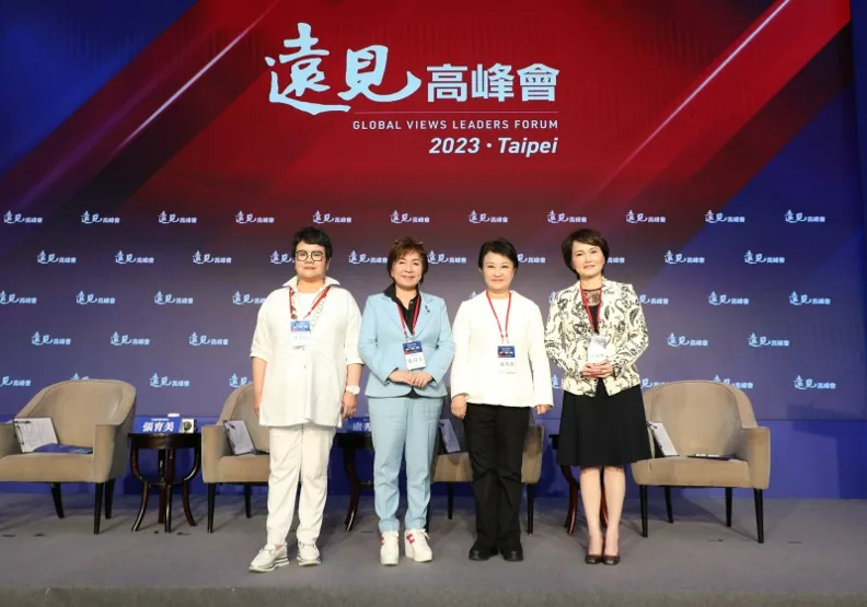 台灣女董事協會創會榮譽理事長蔡玉玲（左起）、天成醫療體系創辦人張育美、台中市長盧秀燕、金鐘主播沈春華，同場探討女性在職場上的影響力。張智傑攝