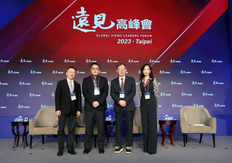 左起，慈毅醫療基金創始合伙人章濱雲、台北市立關渡醫院院長陳亮恭、陽明交通大學校長林奇宏及遠見‧天下文化教育基金會未來教育中心執行長周慧婷，分享AI如何助攻以人為本的照護願景。張智傑攝